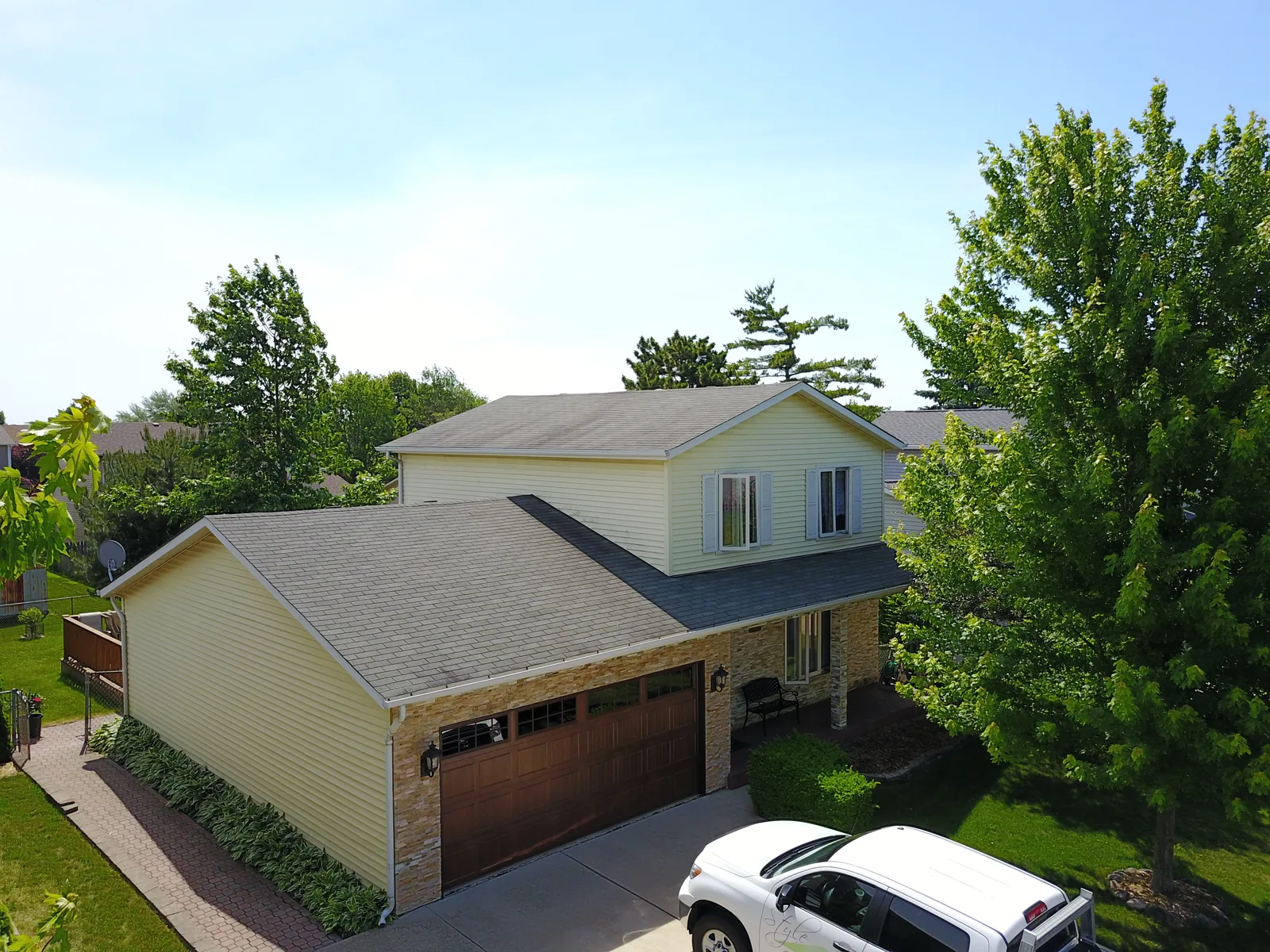 Carol Stream IL home before siding and exterior remodeling by Exterior Echelon