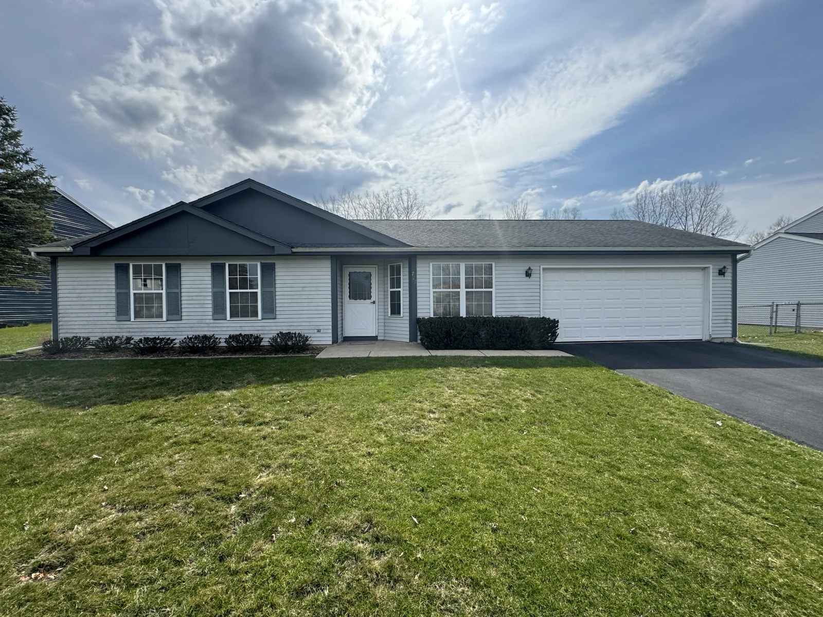 Island Lake IL home before siding work by Exterior Echelon