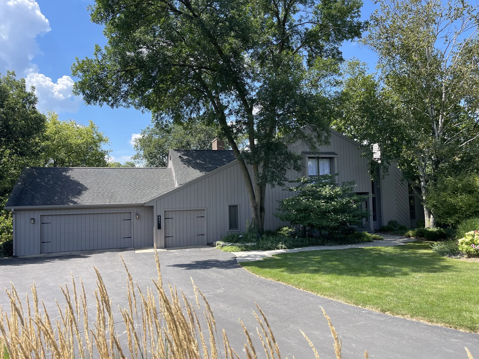 Tower Lakes IL home before siding and exterior remodeling by Exterior Echelon